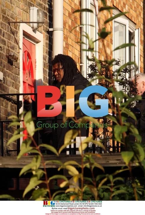 Amy Winehouse's dad and manager arrive at her home