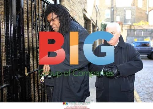 Amy Winehouse's Dad and Manager Arrive at Her Home