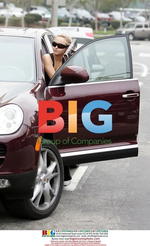 Hayden Panettiere Hides From Photographers