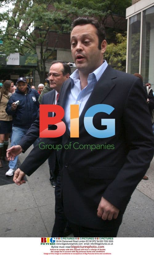 Vince Vaughn signing autographs