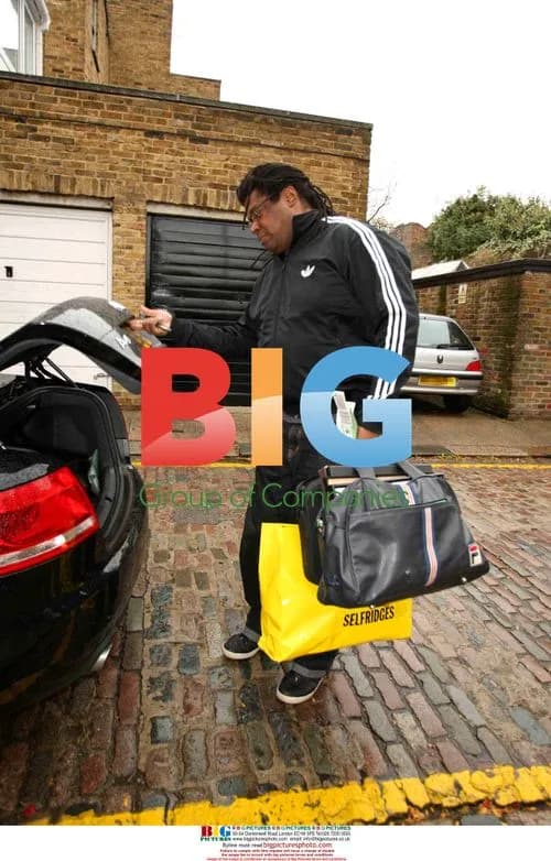 Amy Winehouse's Manager Collecting Her Belongings