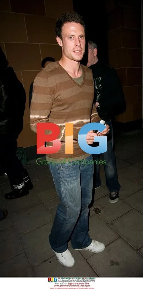 Wayne Bridge leaves restaurant with teammates