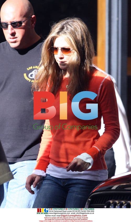 Jennifer Aniston gets into car with bodyguards