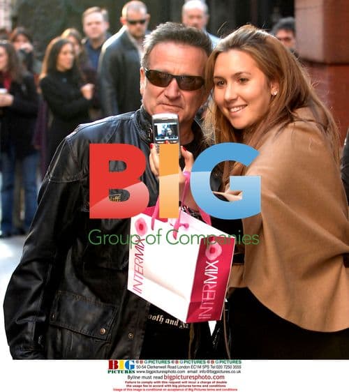 Robin Williams Poses with Fans in Soho