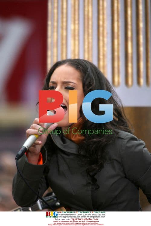 Alicia Keys Performs Free Outdoor CBS Concert