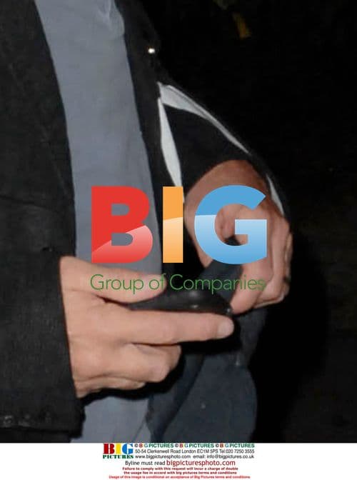 Robert De Niro Avoids Photographers