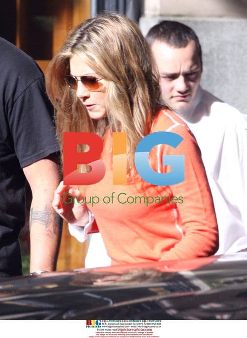 Jennifer Aniston gets into car with bodyguards