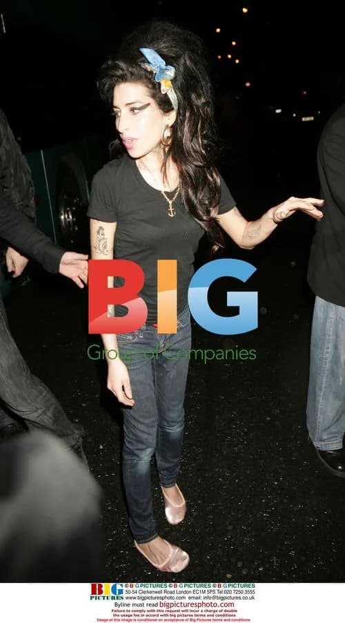 Amy Winehouse Meets Schoolgirl Fan