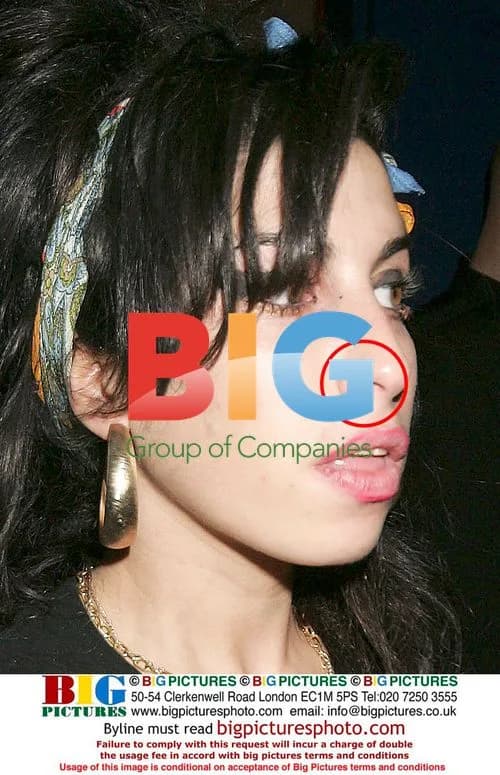Amy Winehouse Meets Schoolgirl Fan