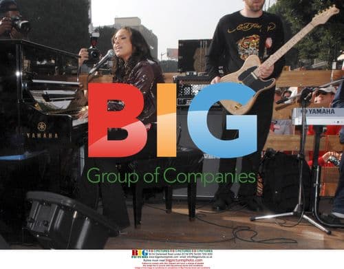 Alicia Keys performs for WGA writers