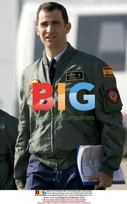 Prince Felipe visits army air base