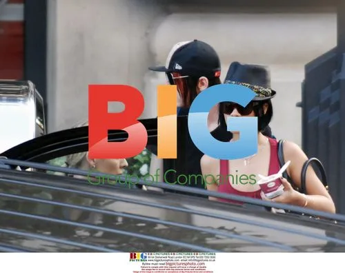 Rihanna on Shopping Spree with Friends