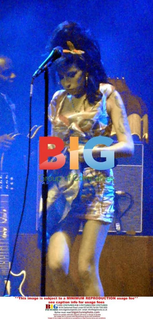 Amy Winehouse Sniffs Substance at Brixton Show