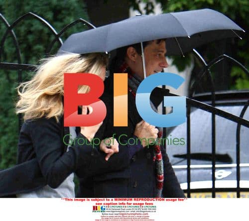 Kate Moss and boyfriend Jamie Hince run to shop