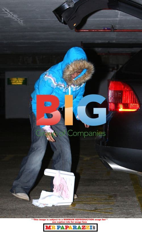 Katie Price Covers Up at Beauty Salon Visit