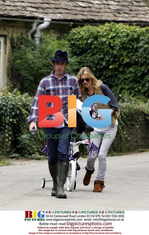 Kate Moss Visits Neighbor with Daughter