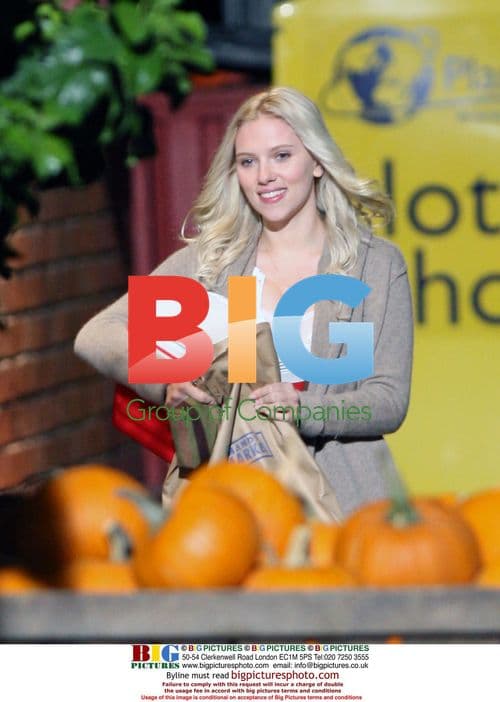 Scarlett Johansson and Bradley Cooper on 'He's Just Not That Into You' set