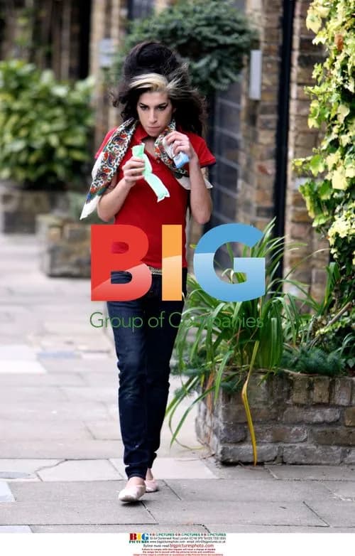 Amy Winehouse walks home with ice-lolly