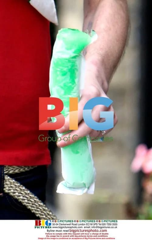 Amy Winehouse Walks with Ice Lolly