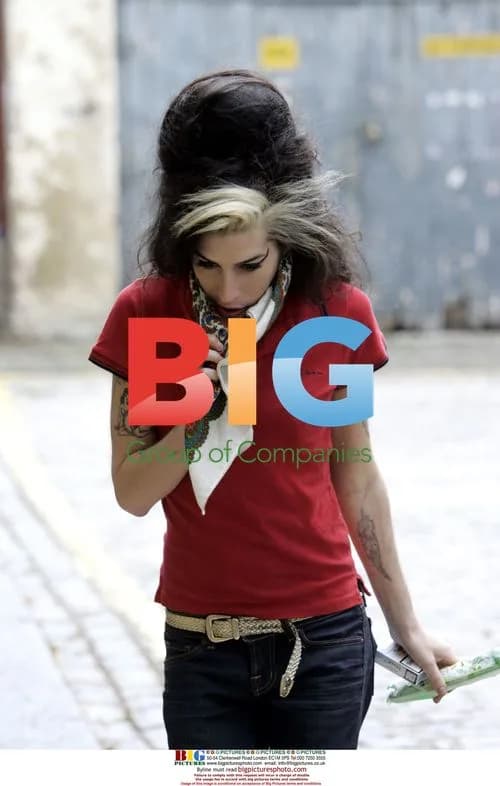 Amy Winehouse Walks to Shops