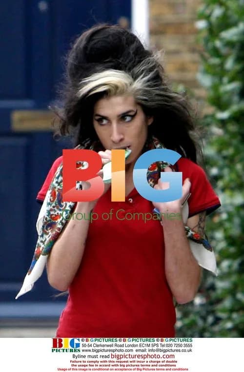 Amy Winehouse Walks Home with Ice Lolly