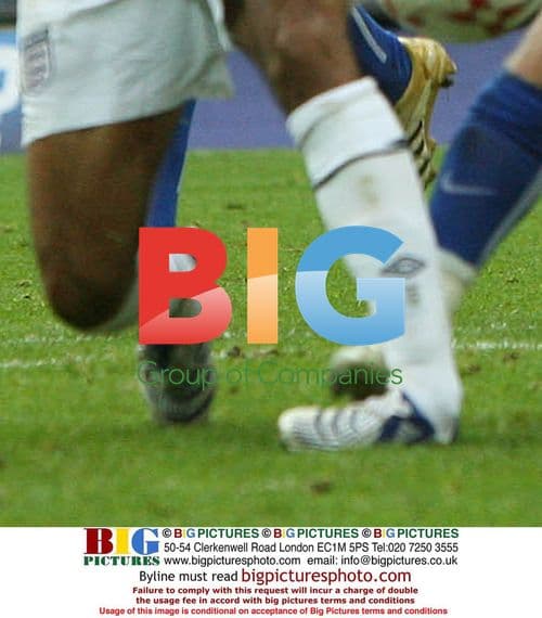 Ashley Cole twists ankle in England v Estonia