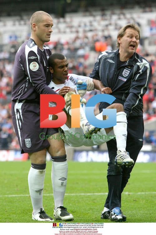 Ashley Cole Twists Ankle After Challenge