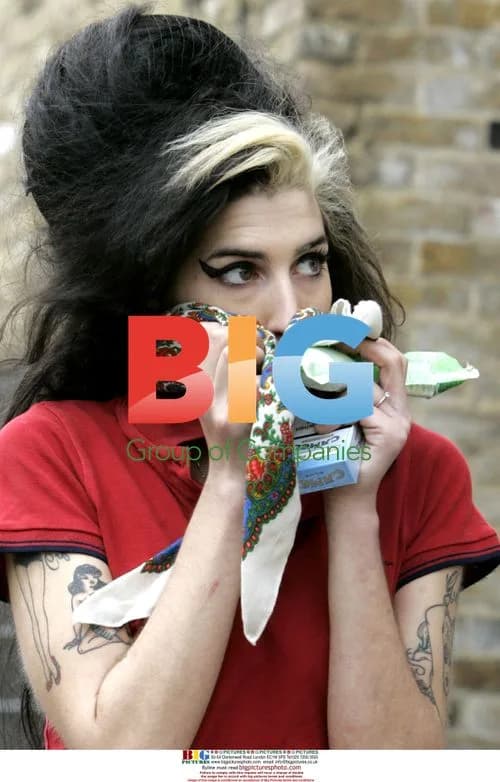 Amy Winehouse Walks With Ice Lolly