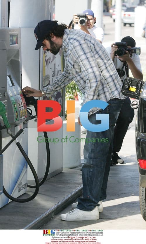 Sacha Baron Cohen & Isla Fisher at Gas Station