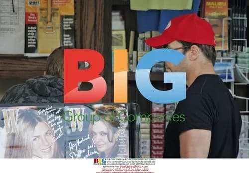 Jeremy Piven picks up magazines in Malibu
