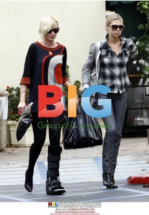 Kimberly Stewart Shopping with Cast