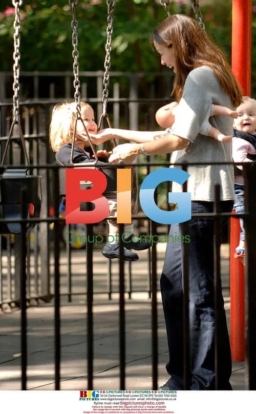 Jennifer Garner and Daughter Violet at Park