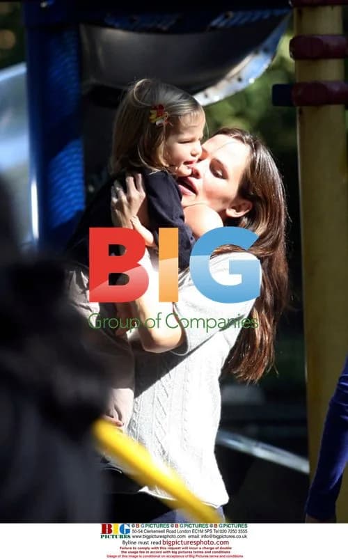 Jennifer Garner Takes Daughter Violet to Park
