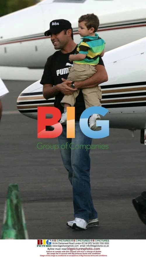 Oscar De La Hoya with Family at Airport
