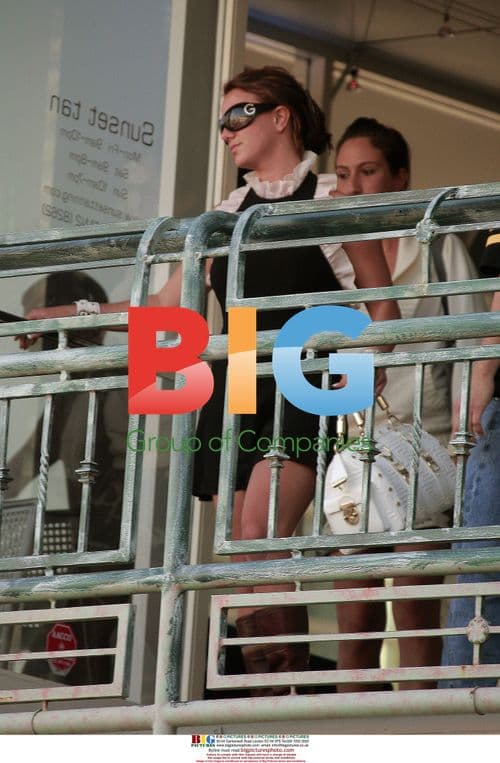 Britney Spears visits tanning salon