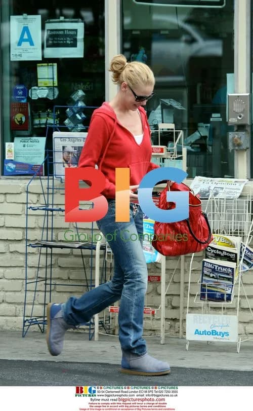 Katherine Heigl Buys Cigarettes