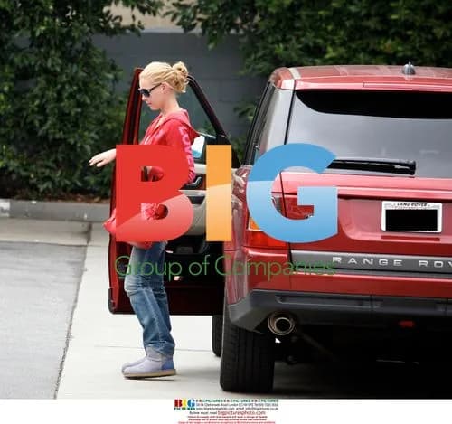 Katherine Heigl Buying Cigarettes