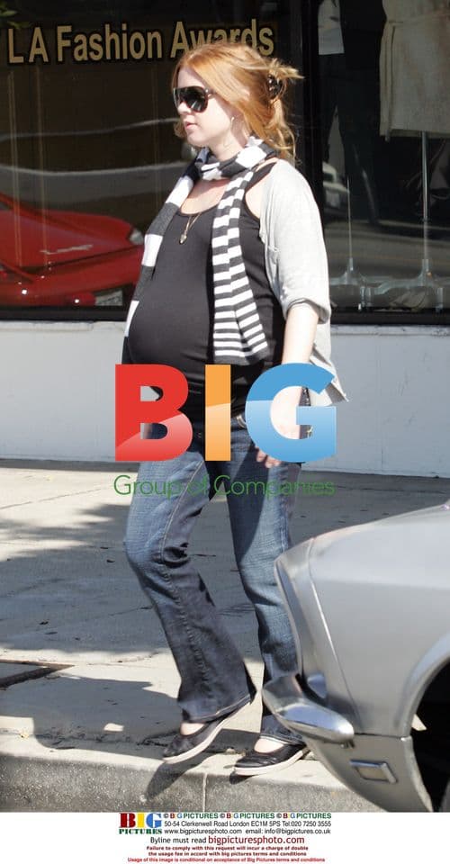 Sacha Baron Cohen and Isla Fisher at gas station