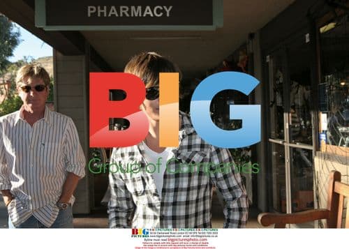 Zac Efron stops at Beverly Glen Deli