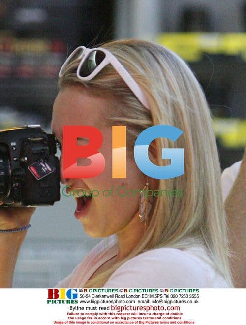 Hayden Panettiere Buys New Camera