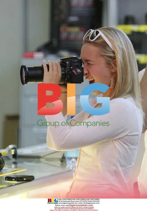 Hayden Panettiere Buys New Camera