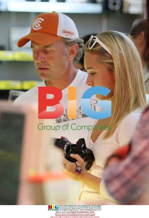 Hayden Panettiere Buys Camera Gear