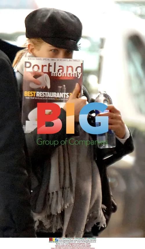 Jennifer Aniston Tries to Hide in Portland