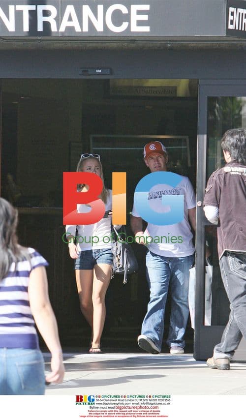 Hayden Panettiere Shops for Camera Gear