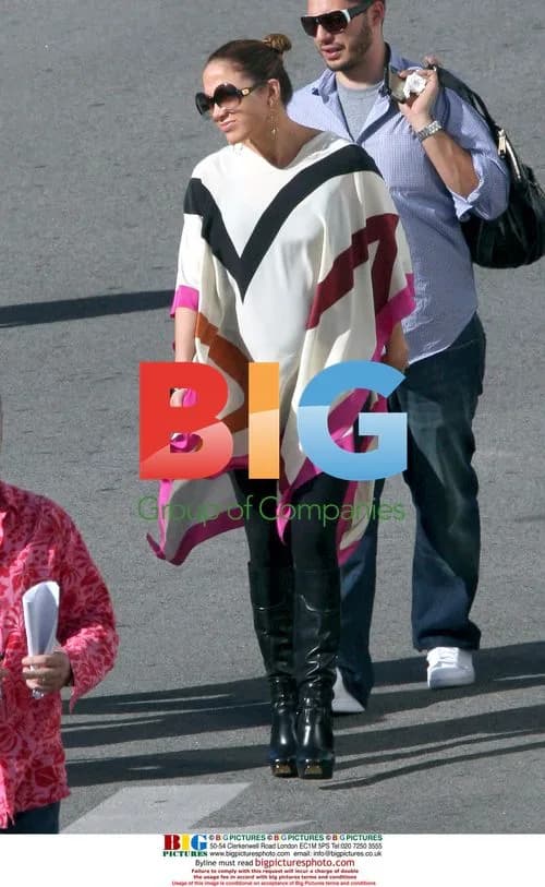 Pregnant J-Lo Shows Baby Bump
