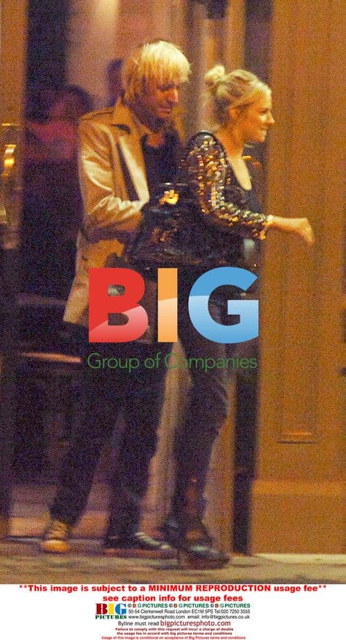 Sienna Miller and Rhys Ifans Kissing at Bar