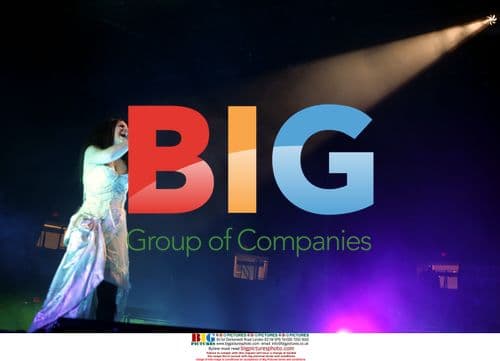 Amy Lee performs with Evanescence on 2007 tour