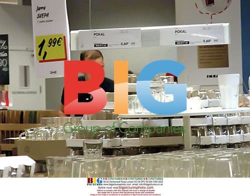 Wesley Sneijder Goes Shopping with Family