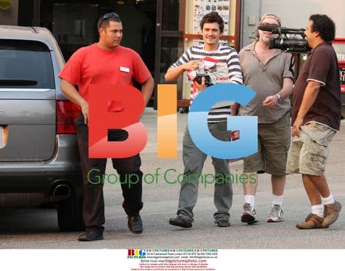 Orlando Bloom Deals with Paparazzi