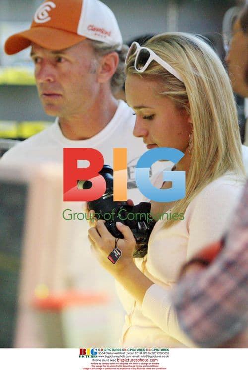 Hayden Panettiere Shops for Camera